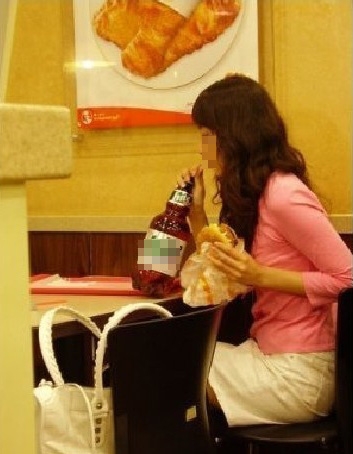 햄버거 가게에서 맥주 피쳐.jpg