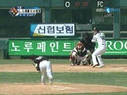 3루에서 개매너 LG 선수.gif