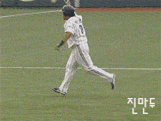 13. 박석민 홈런친 거 아님.gif