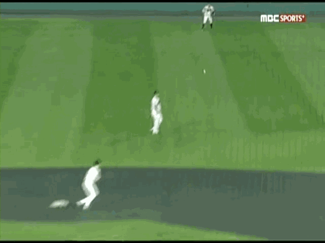 25. 주루하다 배맞고 튕겨나가는 공.gif