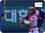 신경현의 2루 견제 정민철을 맞추다.gif