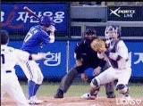 용덕한의 1루 견제 이영욱을 맞추다.gif