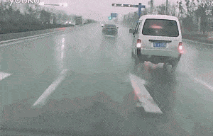 뜻밖의 삐침.gif