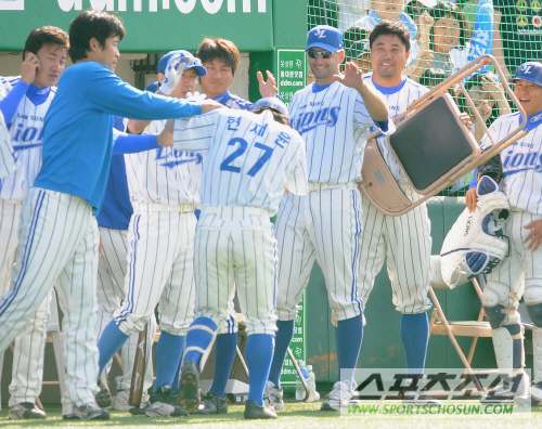 양준혁의_후덜덜한_홈런_축하.jpg