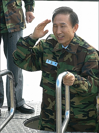이명박의 경례 01.jpg
