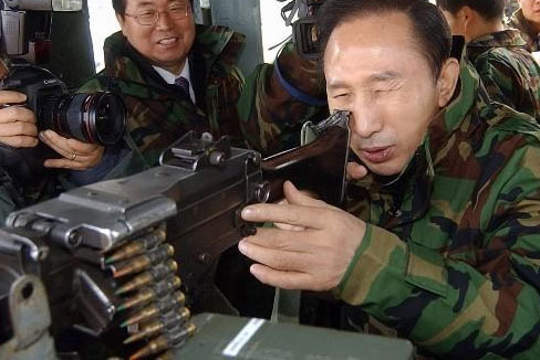이명박의 사격자세.jpg