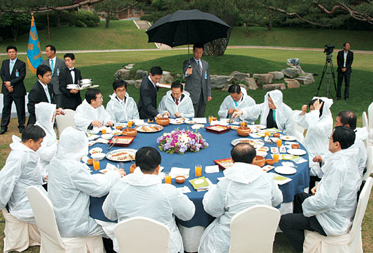 빗속에서 식사하는 이명박.jpg